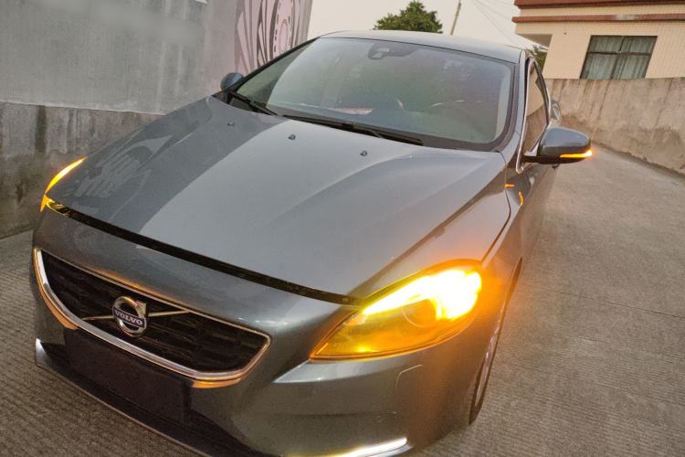 Used Volvo V40 2014 2.0T Zhiya Edition