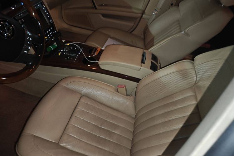 Used Volkswagen Phaeton 2011 3.6L V6 5-Seater Extended Business Edition Left Front Seat