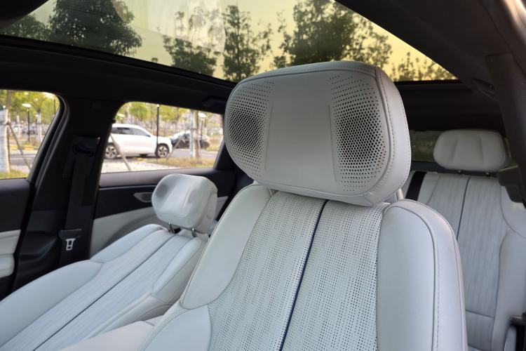 Used Cadillac LYRIQ 2024 Rear-Drive Standard Range Luxury Edition Interior 11