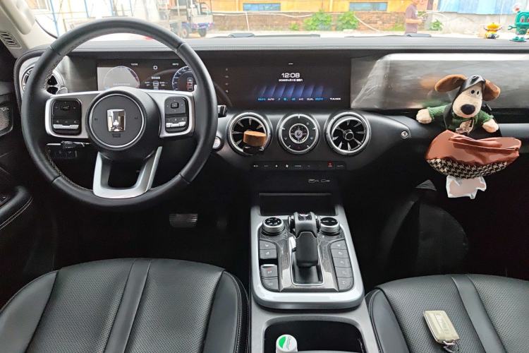 Used Tank 300 2023 City Edition 2.0T—Stylish as Ever Center Console