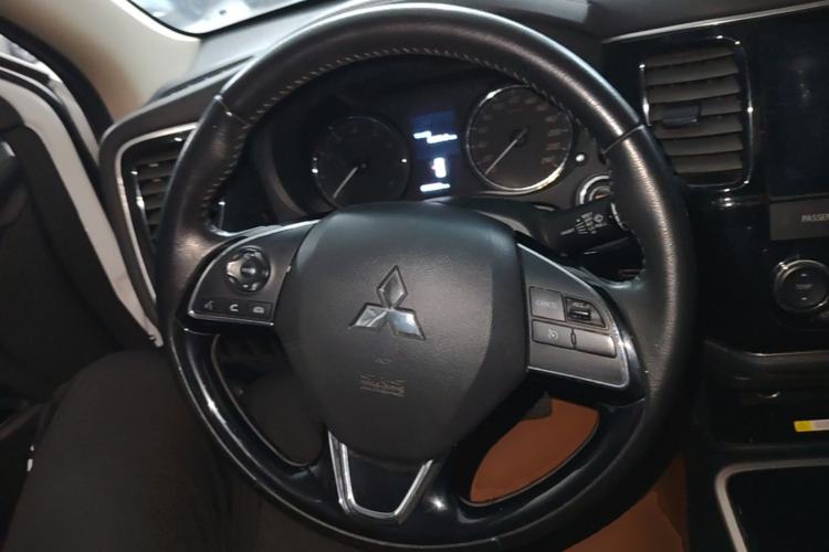 Used Mitsubishi Outlander 2019 2.0L Two-Wheel Drive Comfort Edition 7-Seater China VI Standard Steering Wheel