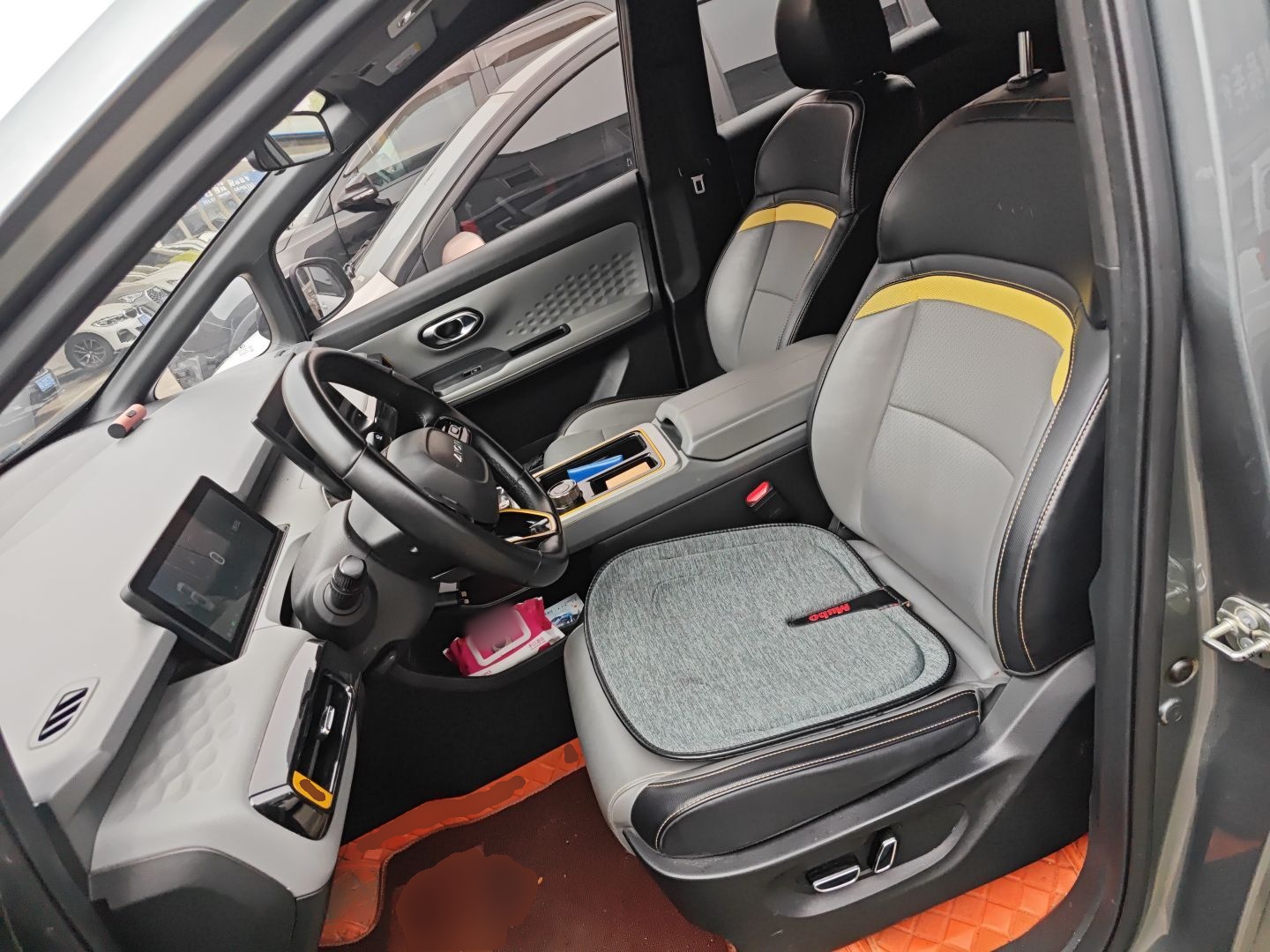 Переднее сиденье в автомобиле