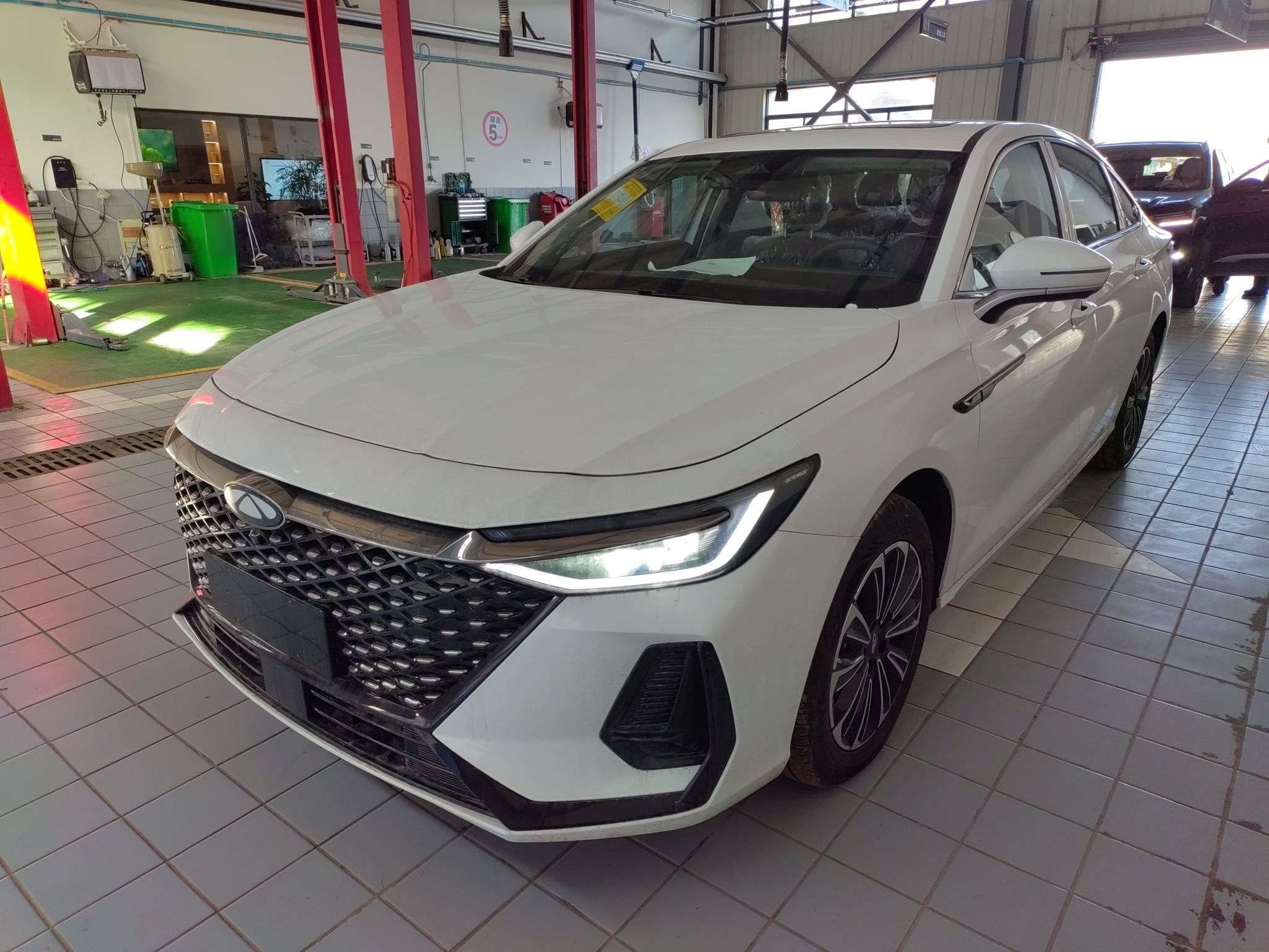 تحت مقدمة السيارة