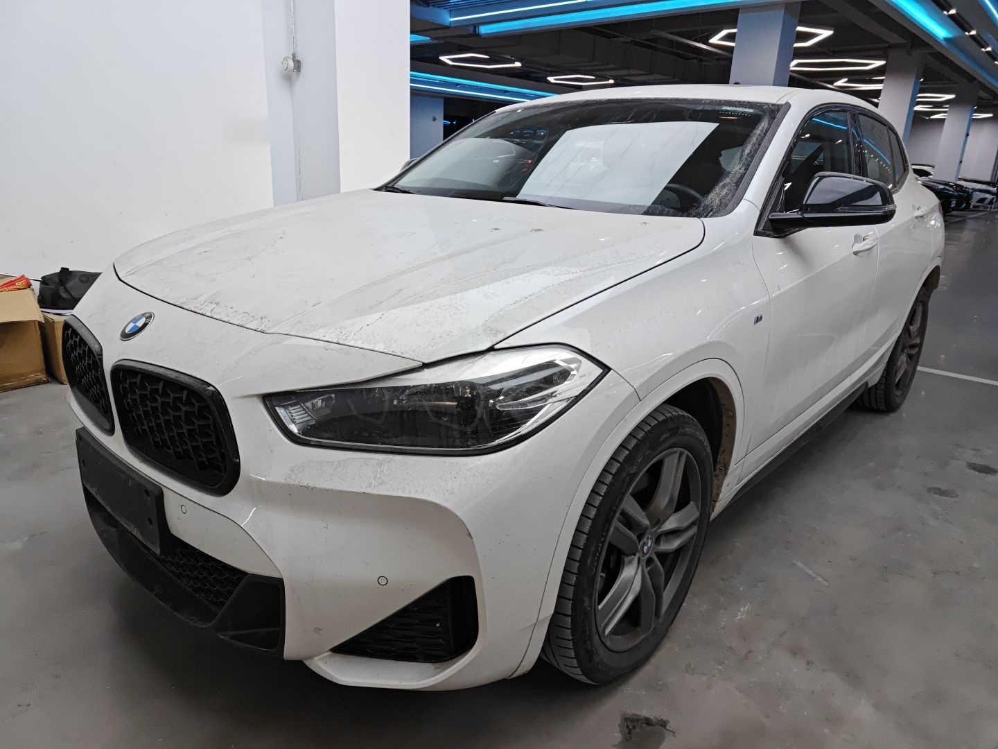 تحت مقدمة السيارة