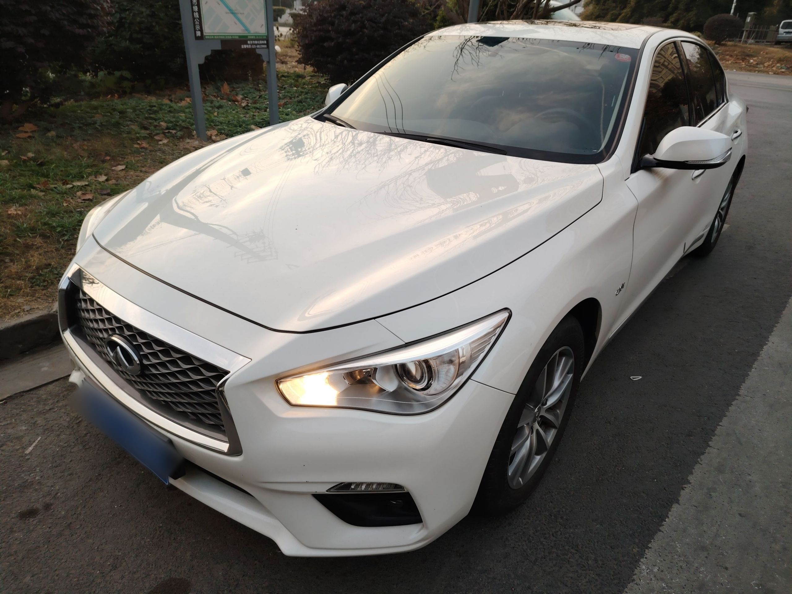 تحت مقدمة السيارة