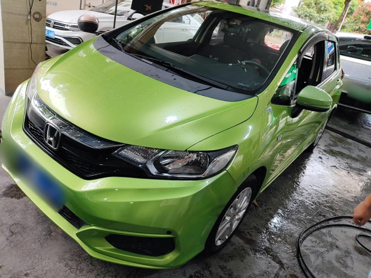 Под передней частью автомобиля