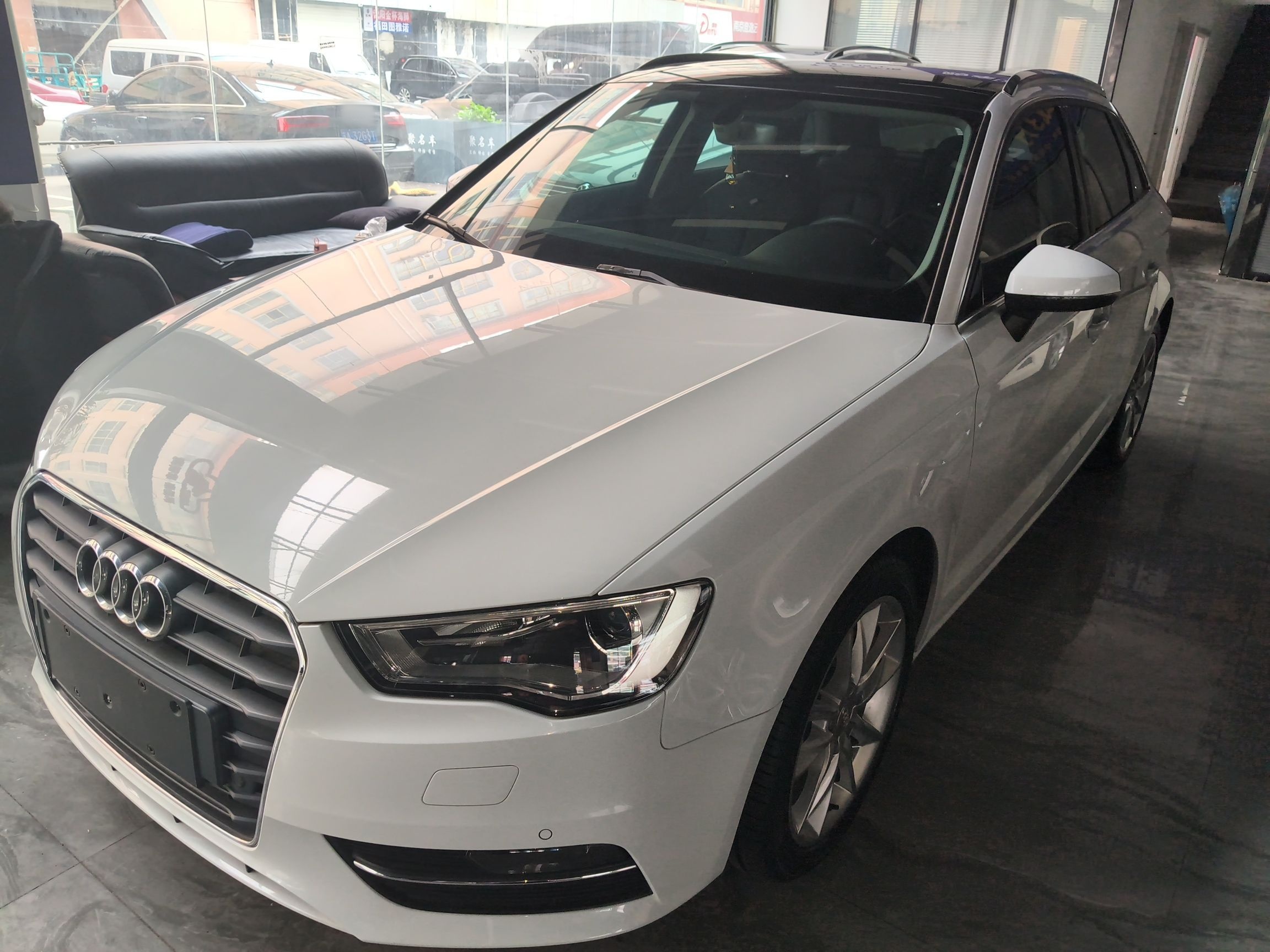 تحت مقدمة السيارة