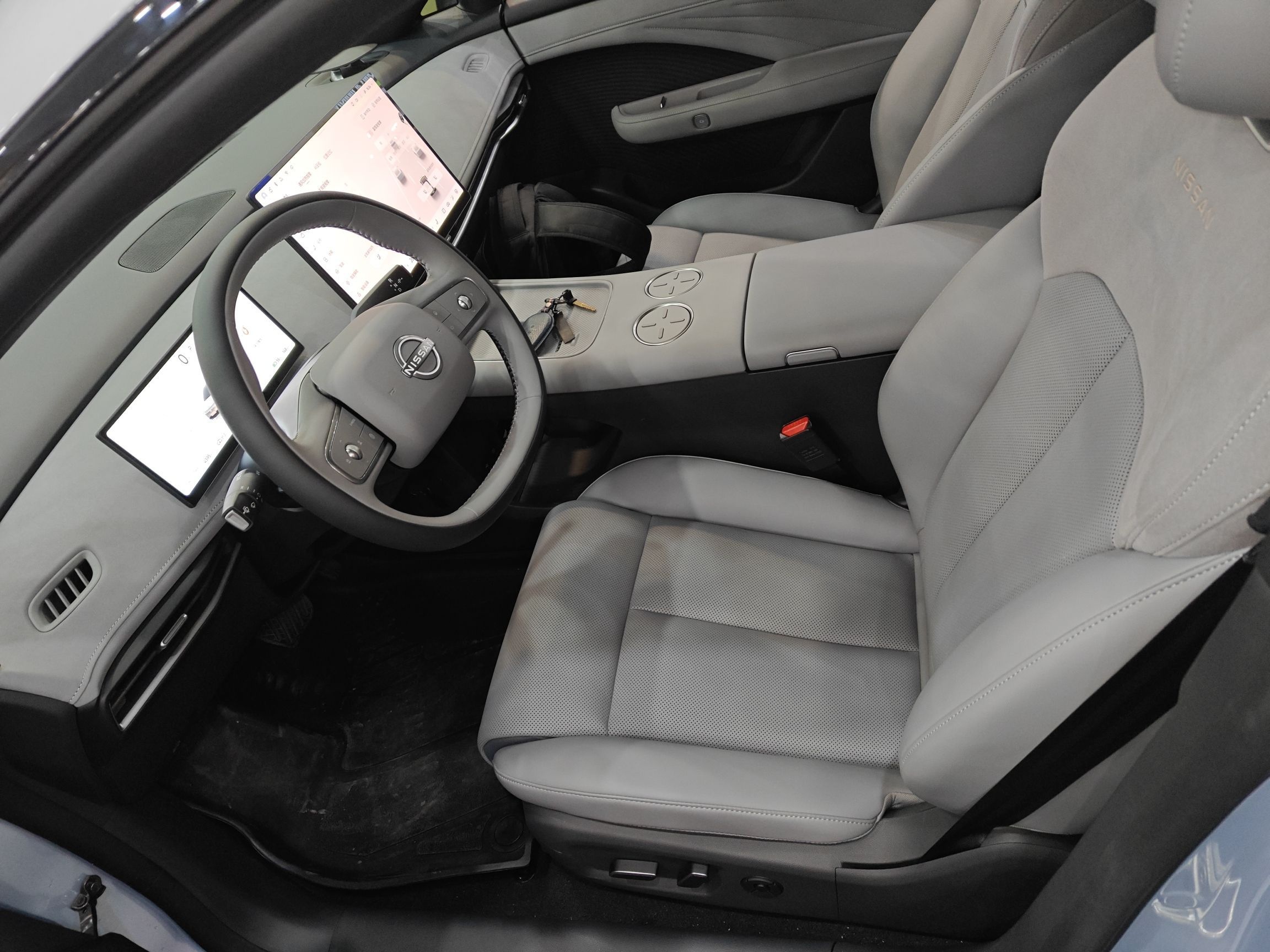 المقاعد الأمامية داخل السيارة