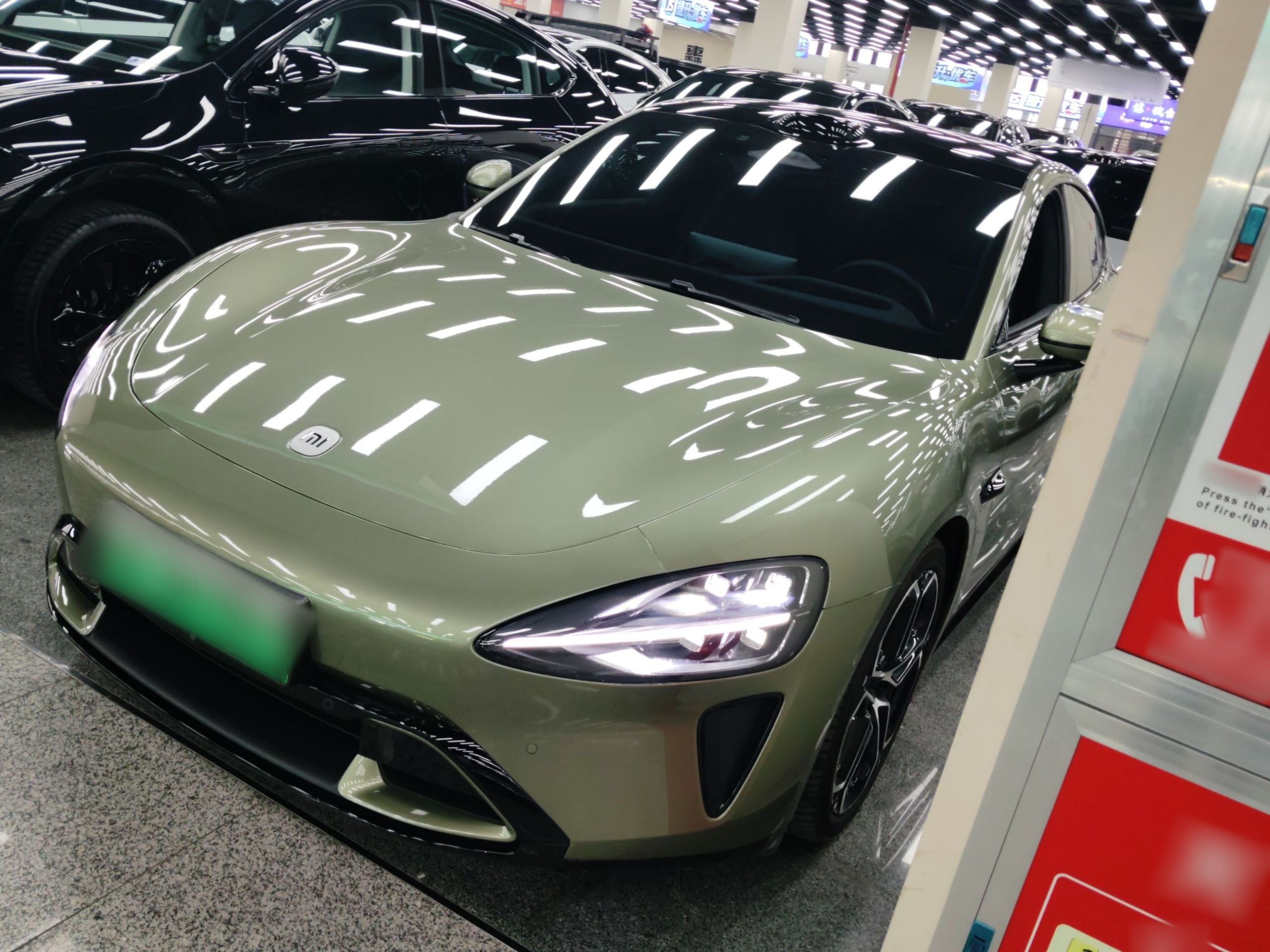 تحت مقدمة السيارة