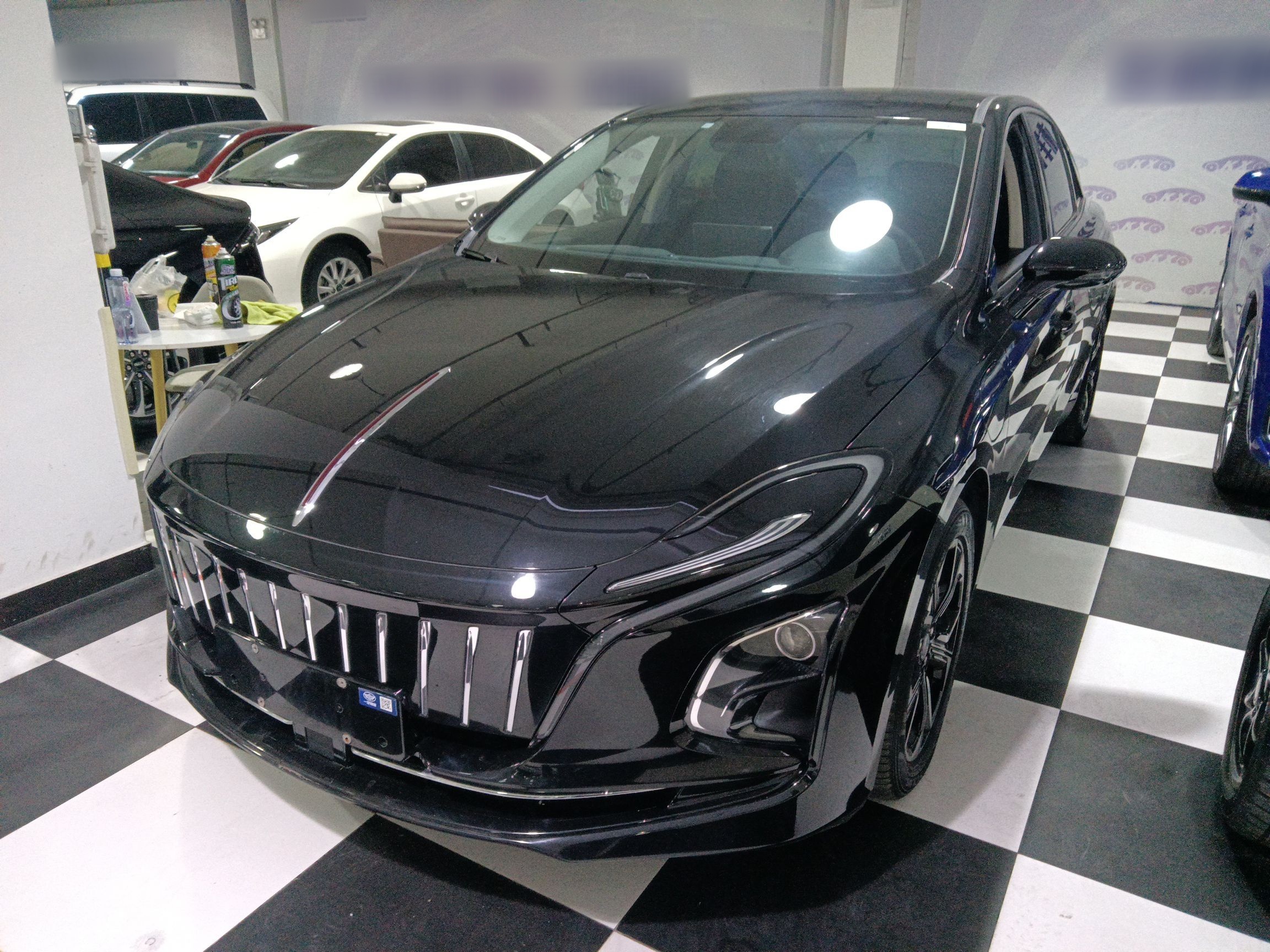 تحت مقدمة السيارة