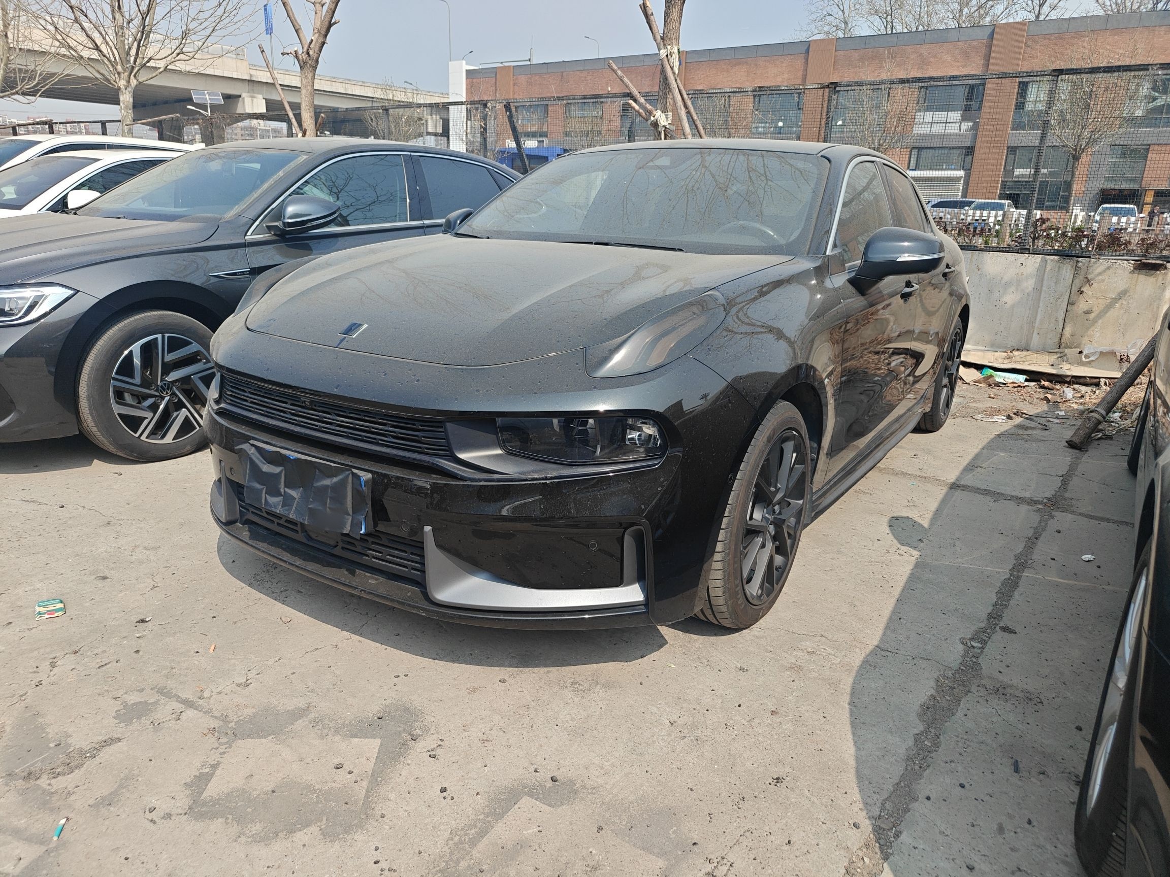 Под передней частью автомобиля