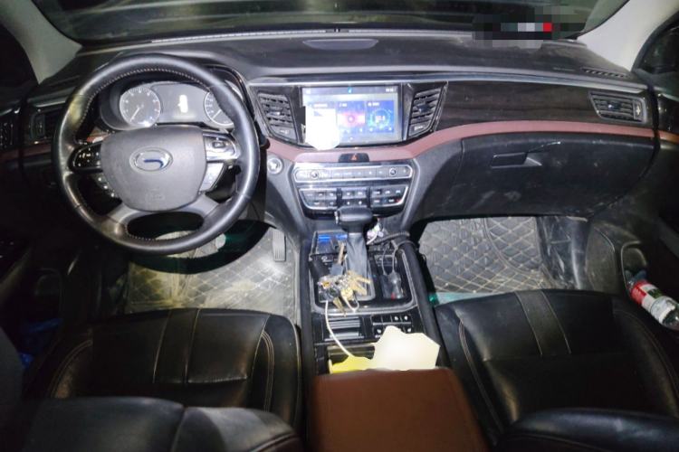 Used GAC Trumpchi GS8 2017 320T Two-Wheel Drive Luxury Smart Connectivity Version (7 Seats) Center Console