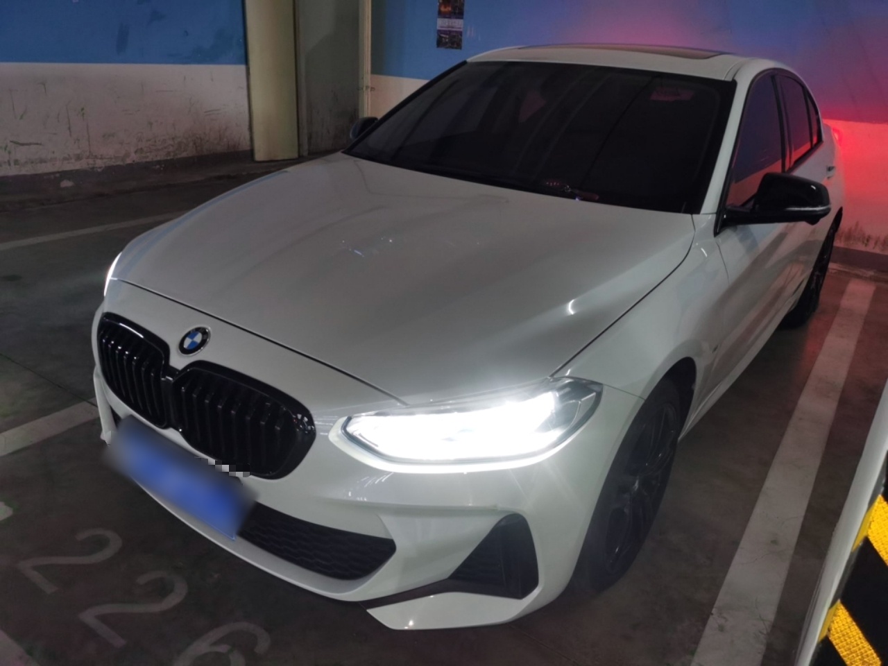 Под передней частью автомобиля