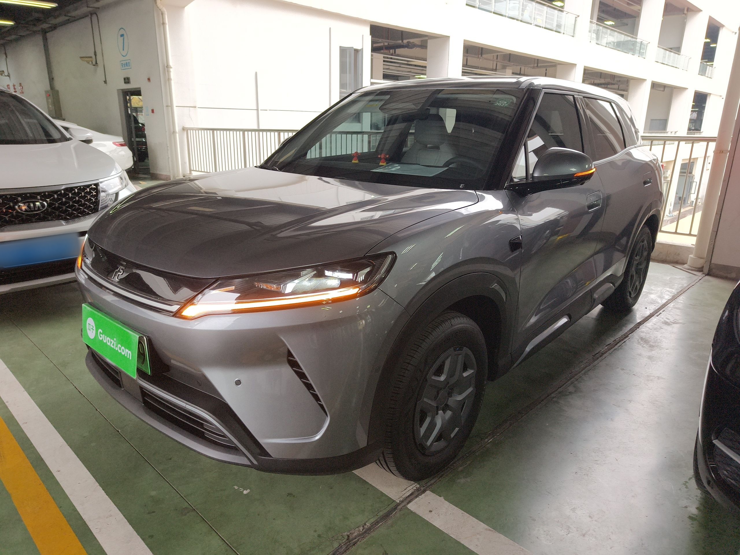 تحت مقدمة السيارة