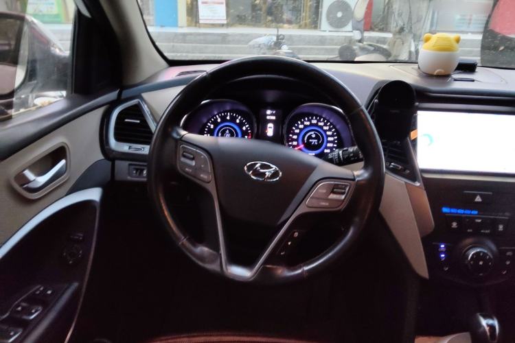 Used Hyundai Santa Fe 2013 2.4L Automatic 4x4 Smart Version Steering Wheel