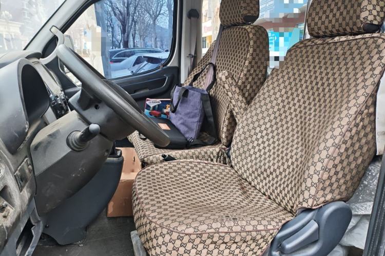 Used Dongfeng Yufeng 2021 2.3T Power King Rear-Drive Logistics Vehicle Long Wheelbase High Roof Dual Rear Tires 6–9 Seats China VI Standard M9T Left Front Seat