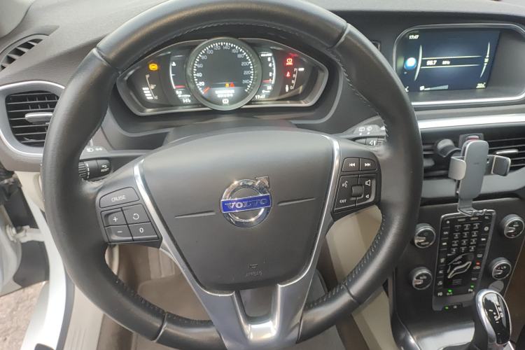 Used Volvo V40 2016 T4 Smart Luxury Edition Steering Wheel