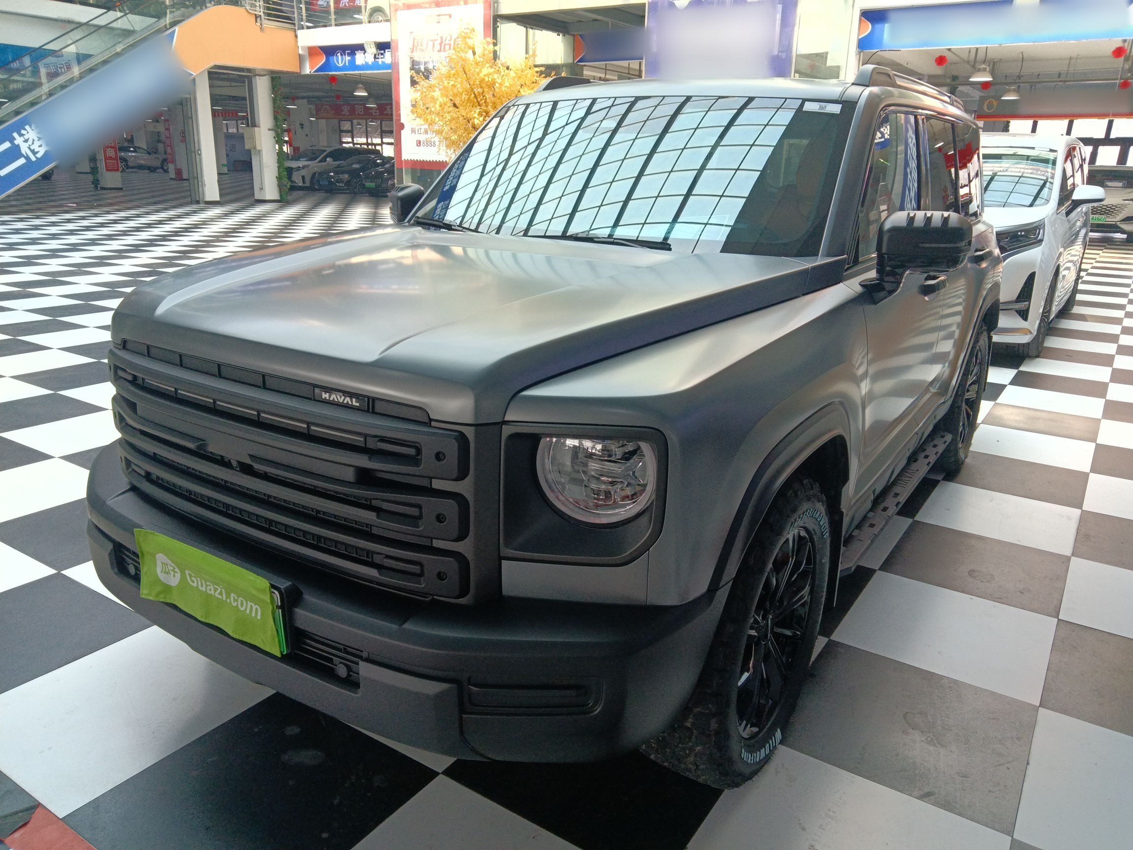 تحت مقدمة السيارة