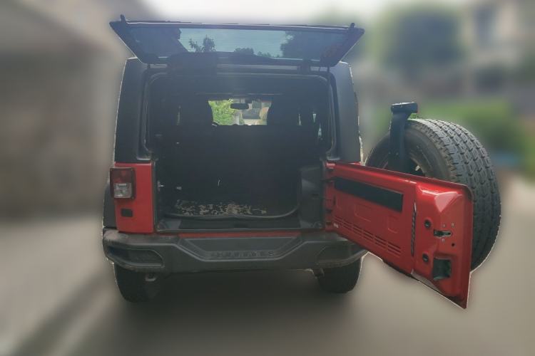 Used Jeep Wrangler 2013 3.6L Rubicon four-door model Trunk