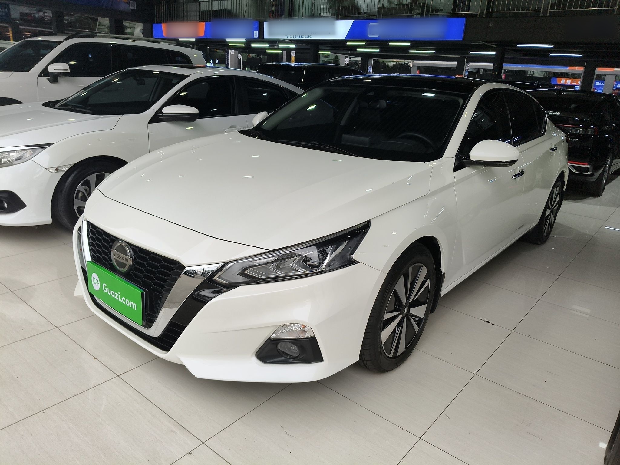 تحت مقدمة السيارة