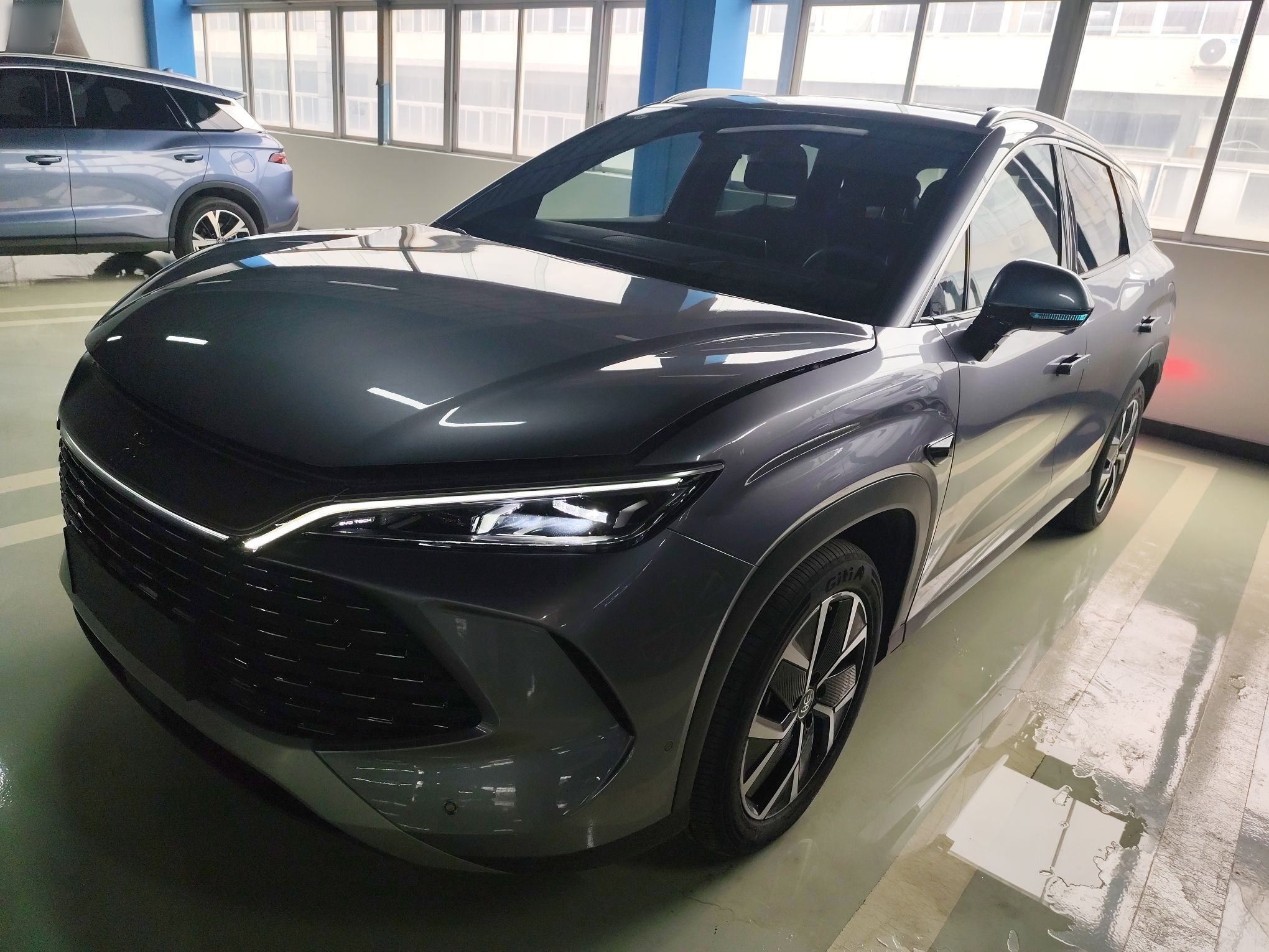 Под передней частью автомобиля