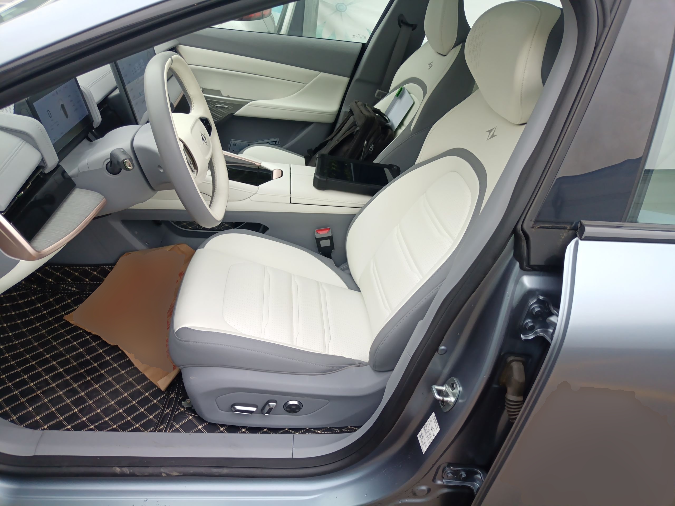 Переднее сиденье в автомобиле