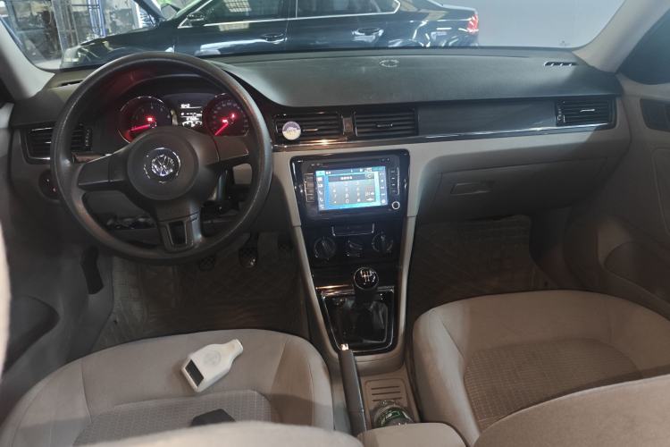 Used Volkswagen Bora 2013 1.6L Manual Fashion Edition Center Console