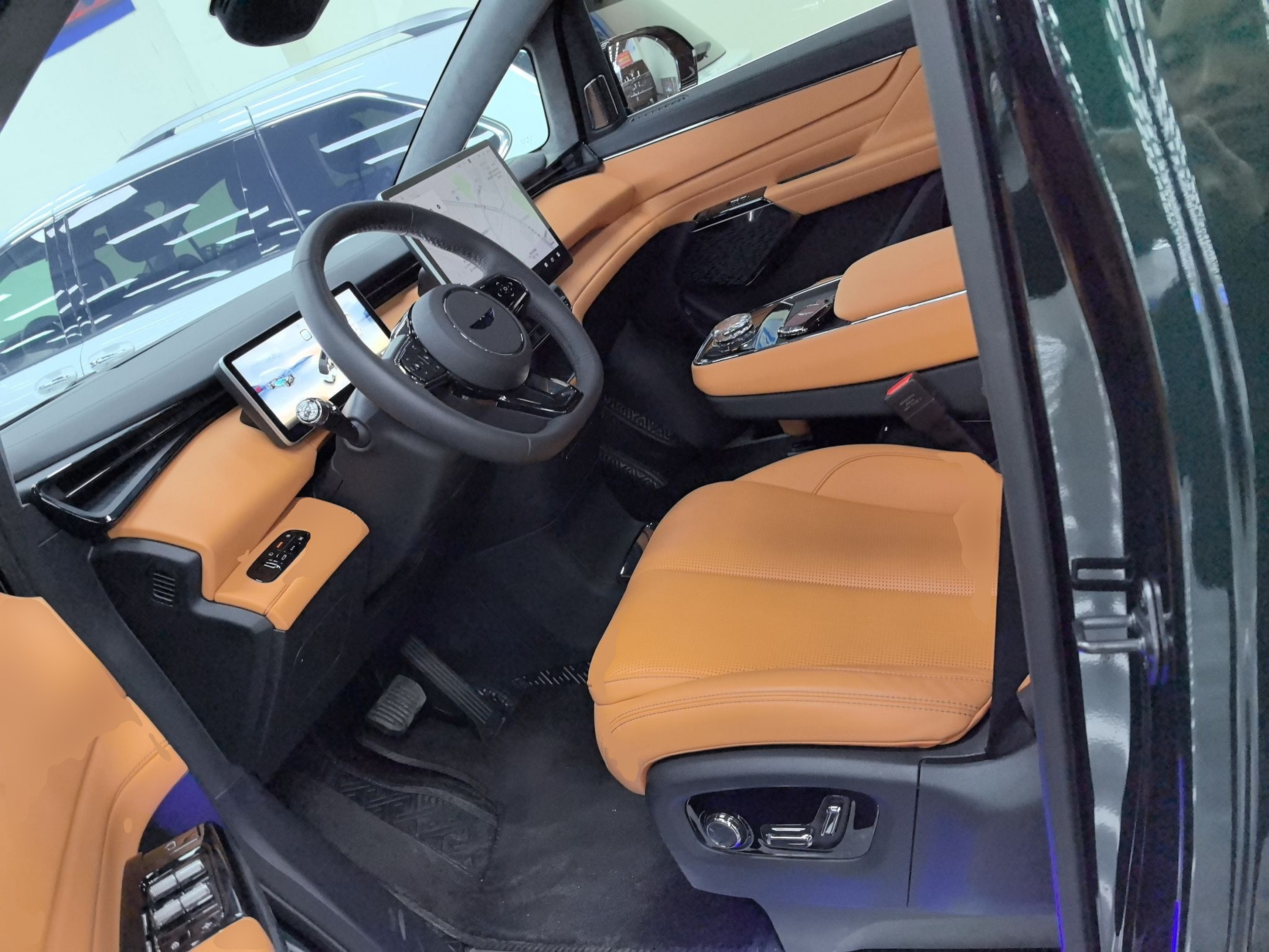 المقاعد الأمامية داخل السيارة