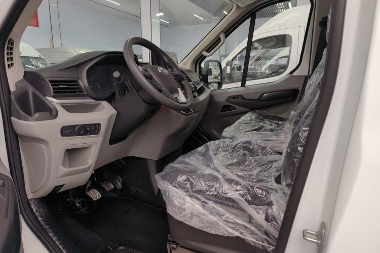 Used SAIC MAXUS Xintu V90 2024 Zhiyun 2.0T Manual Rear-Drive Extended-Wheelbase Ultra-High-Roof Model with Dual Rear Tires and 3 Seats
