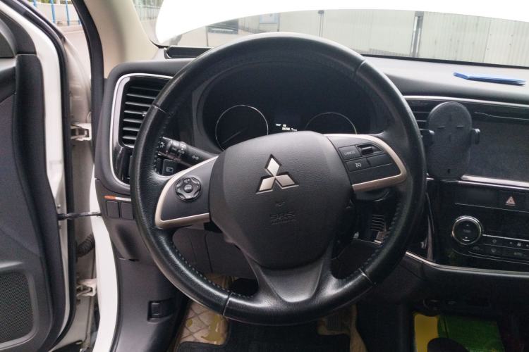 Used Mitsubishi Outlander 2014 2.4L 4x4 Deluxe Value Edition 5 Seats Steering Wheel