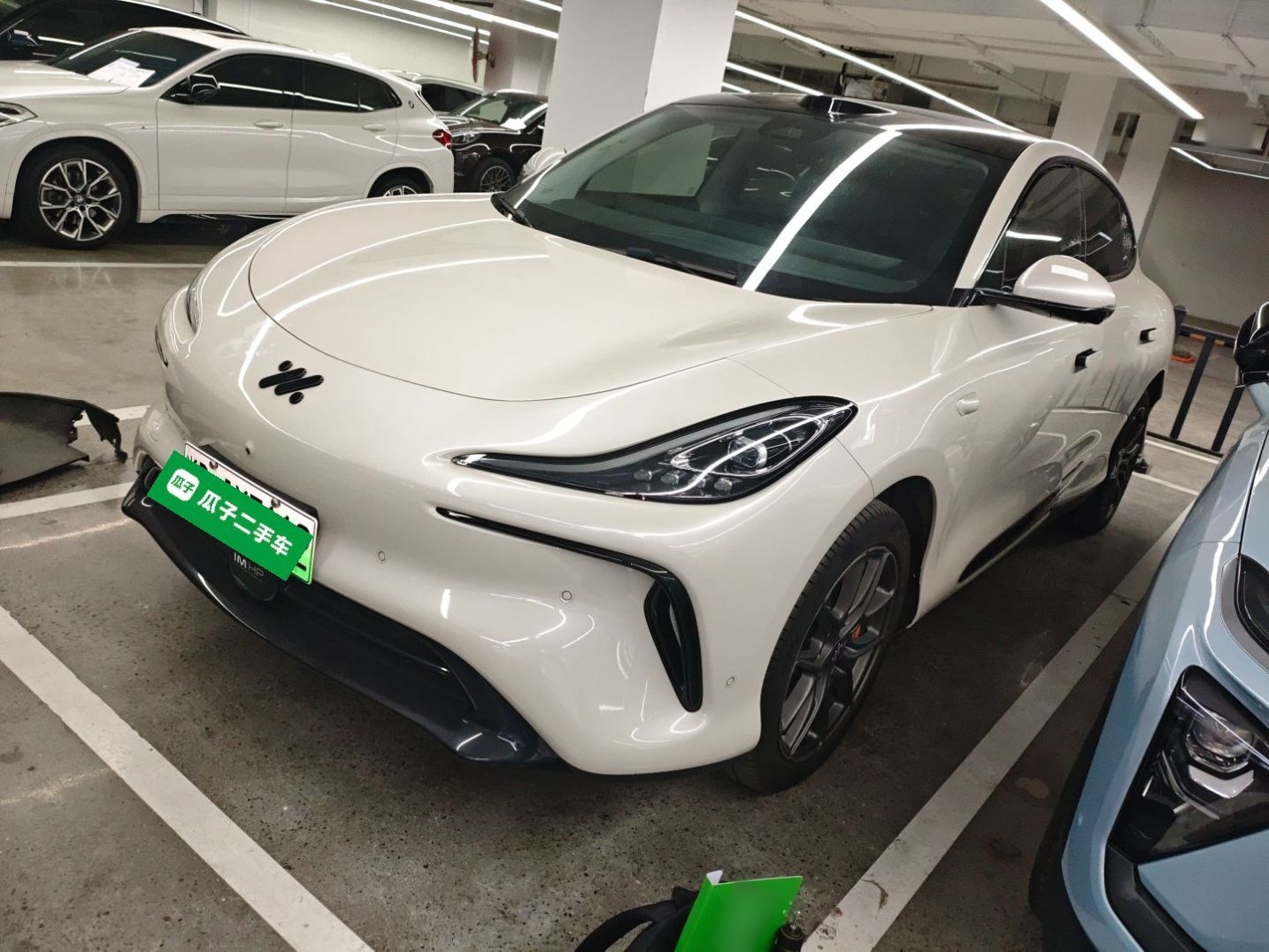 تحت مقدمة السيارة