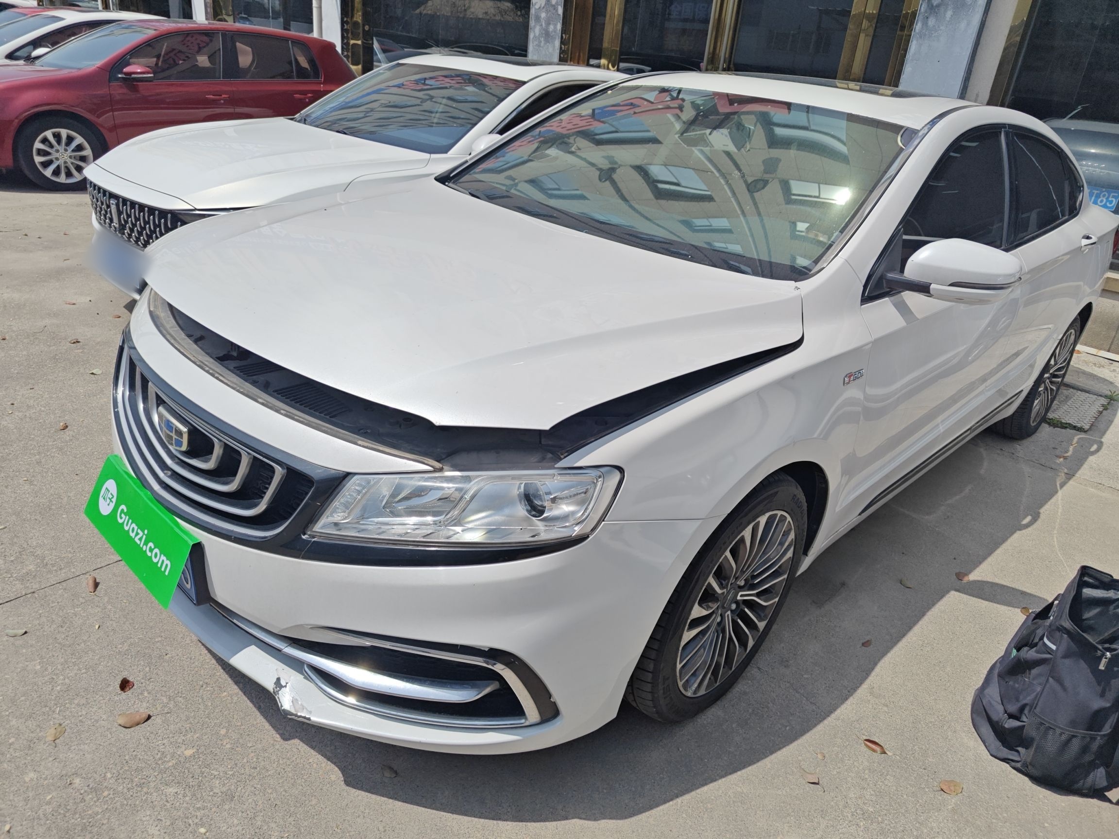 تحت مقدمة السيارة