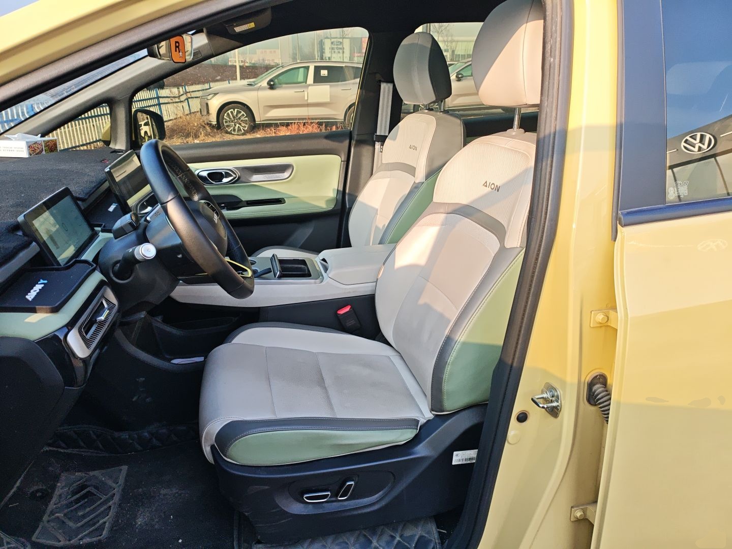 المقاعد الأمامية داخل السيارة