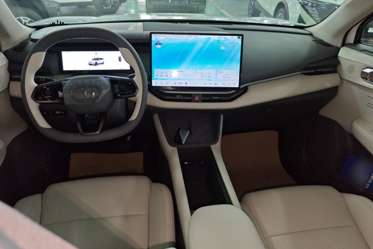 Used Lynk & Co 06 EM-P 2023 EM-P 56 Standard Range Pro Center Console