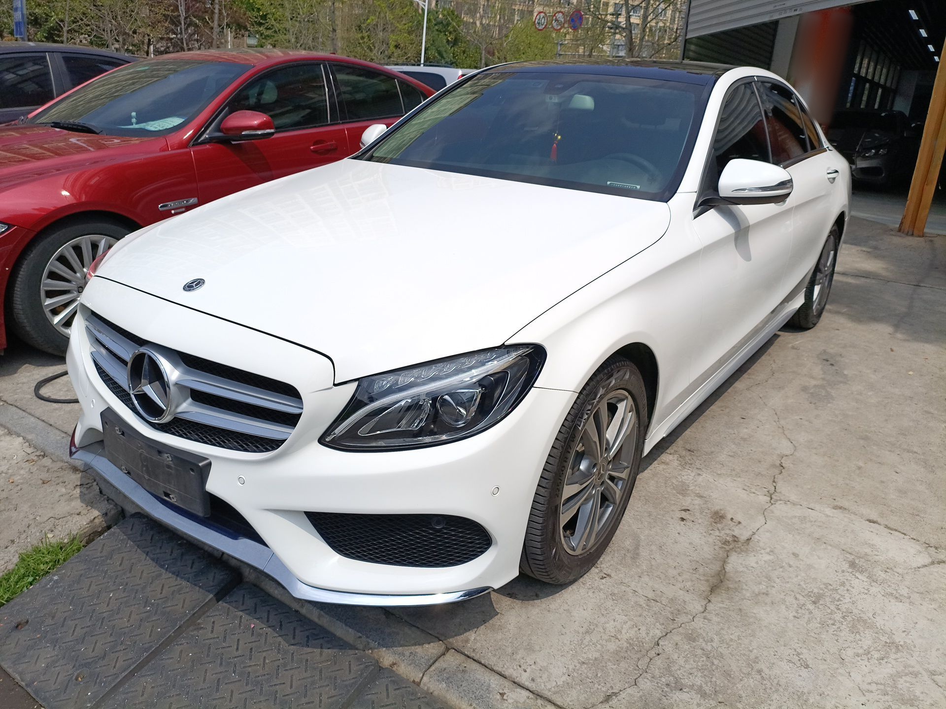 Под передней частью автомобиля