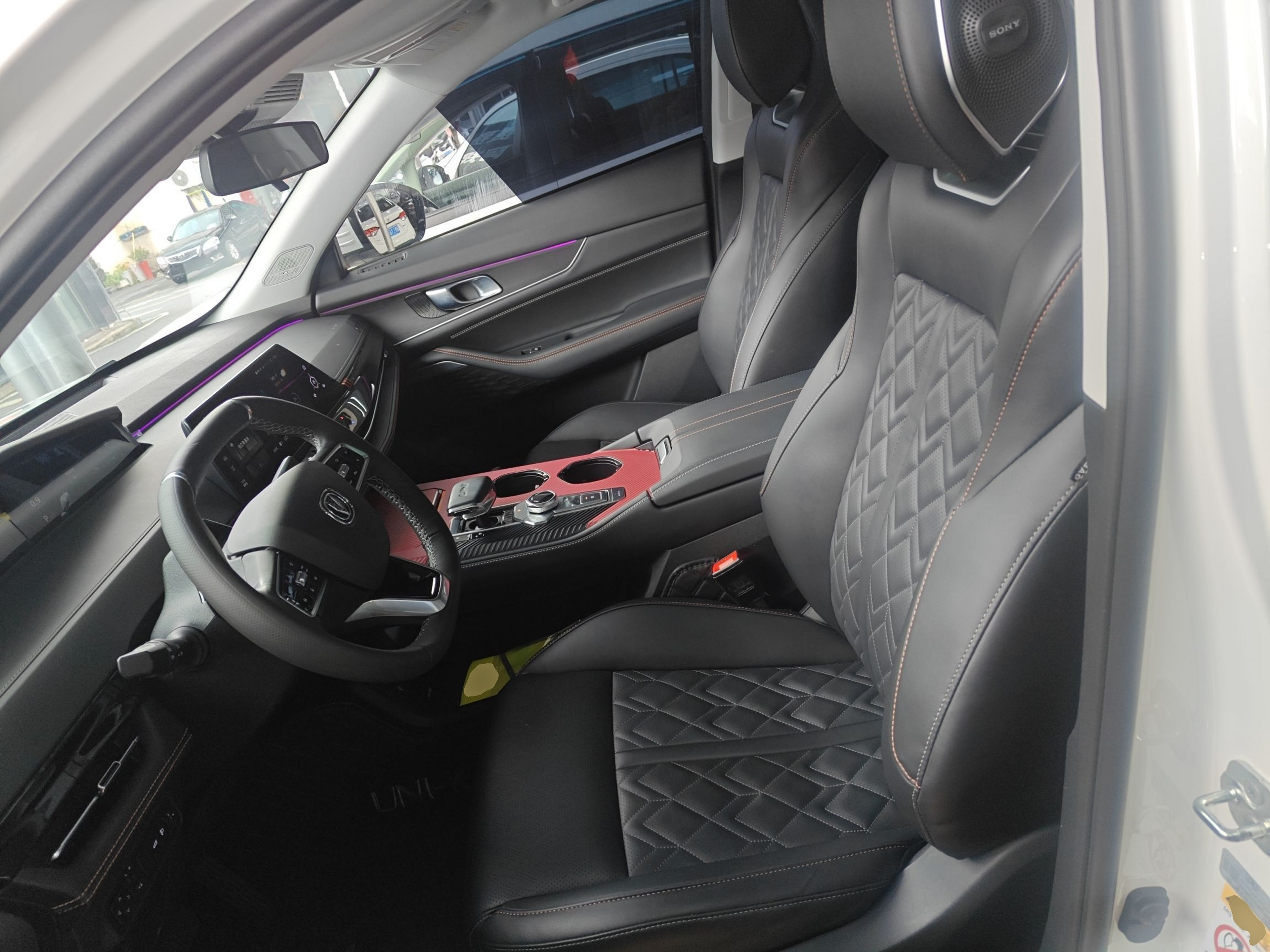المقاعد الأمامية داخل السيارة