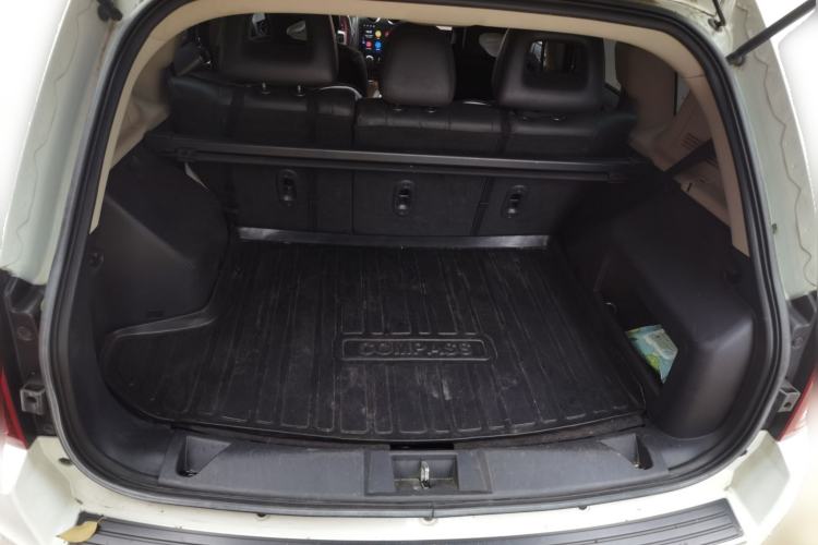 Used Jeep Compass 2014 2.4L four-wheel drive sport version Trunk