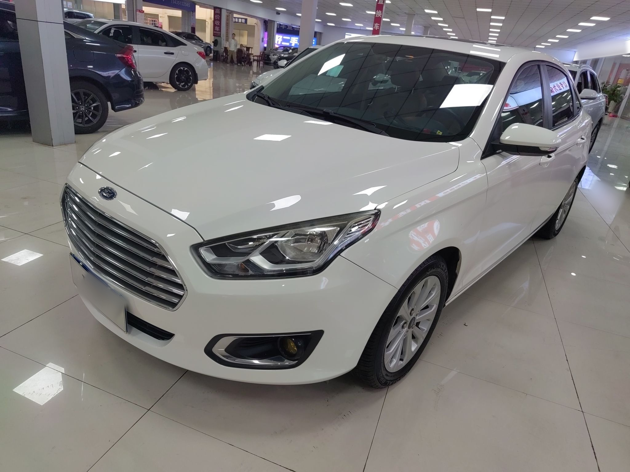 تحت مقدمة السيارة