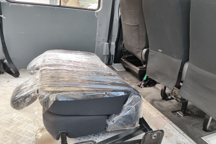 Used Iveco Daily 2023 2.5T A35M1 Short Wheelbase Mid-Roof Dual Tire Side-Sliding Doors 5-9 Seater
