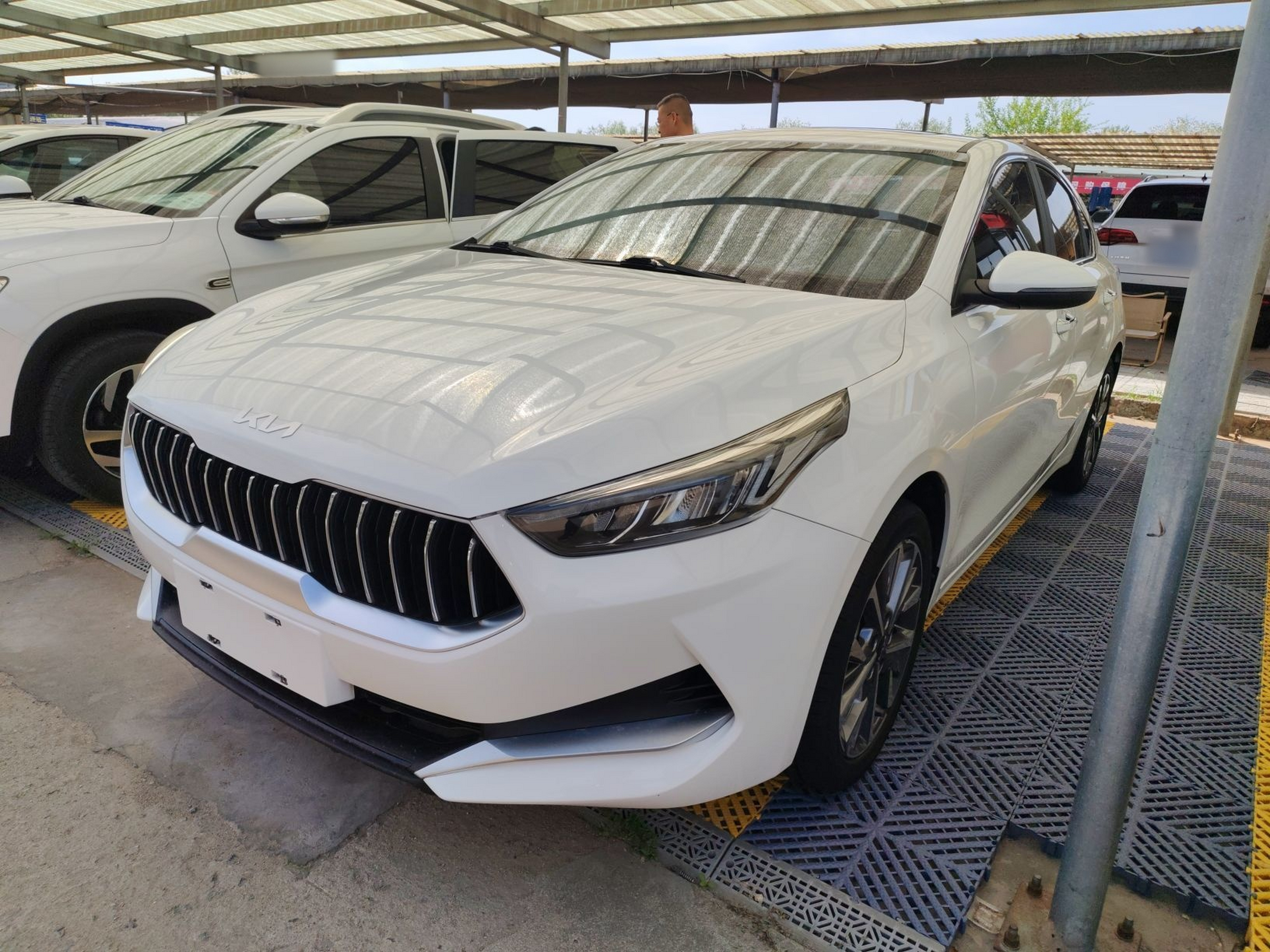 تحت مقدمة السيارة