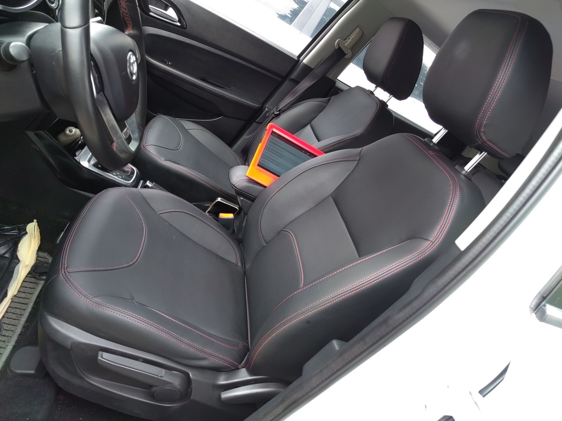 Переднее сиденье в автомобиле