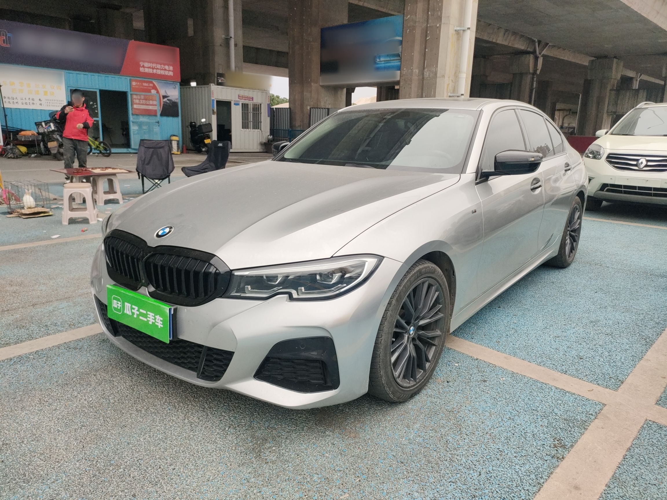 Под передней частью автомобиля