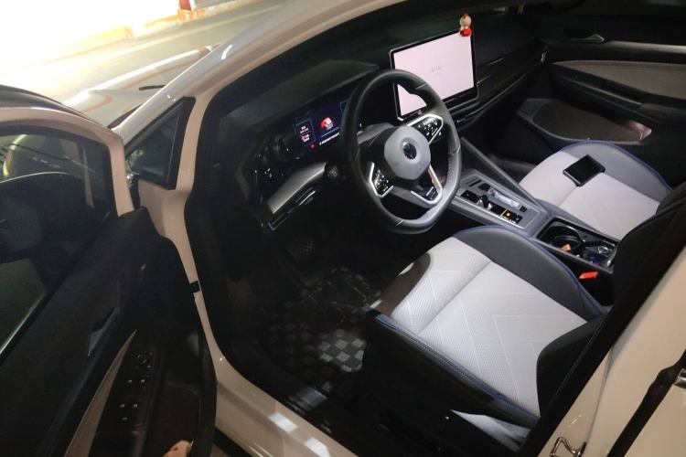 Used Volkswagen Golf 2025 Facelift 300TSI R-Line Driver Seat