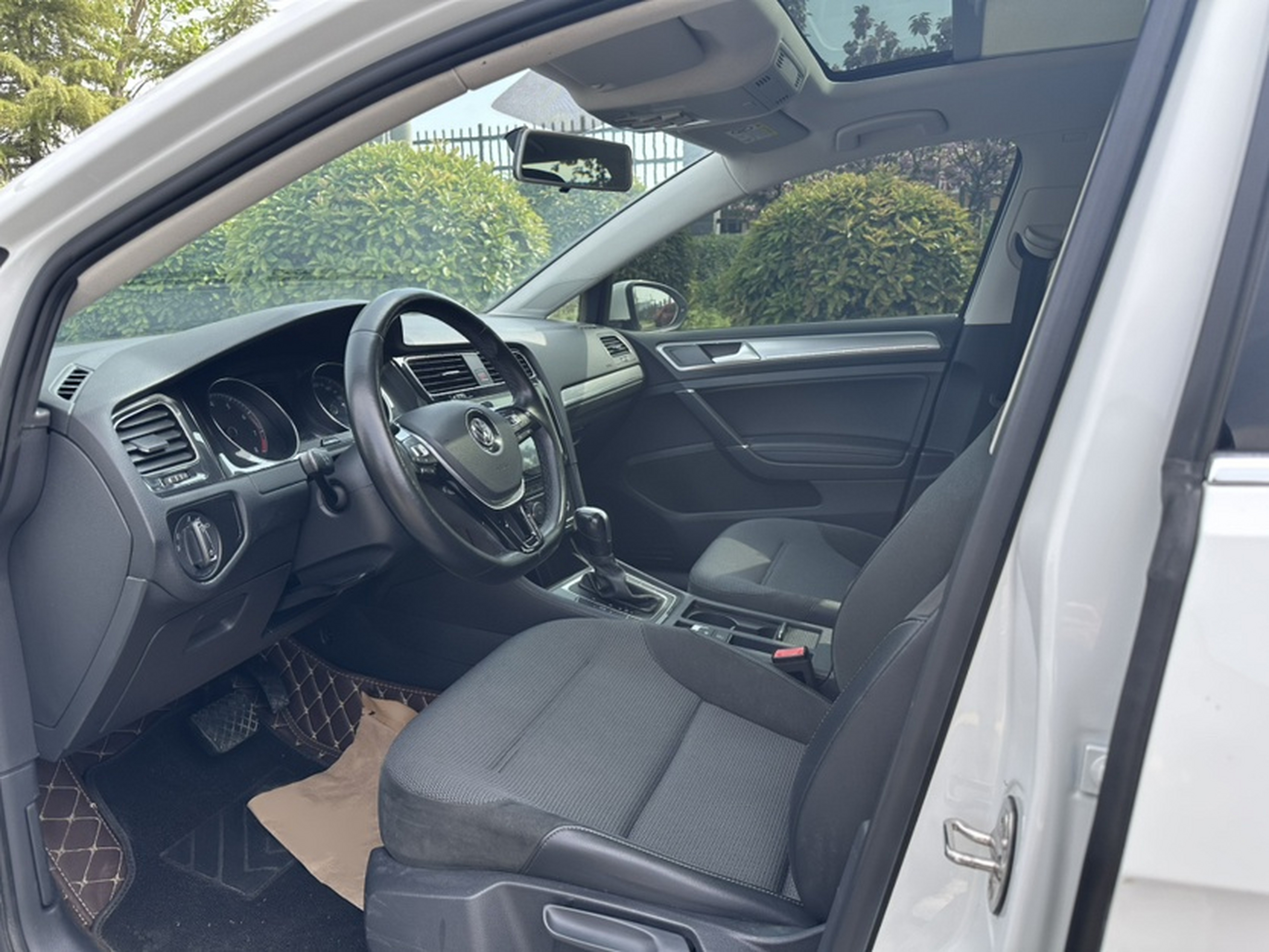 Переднее сиденье в автомобиле