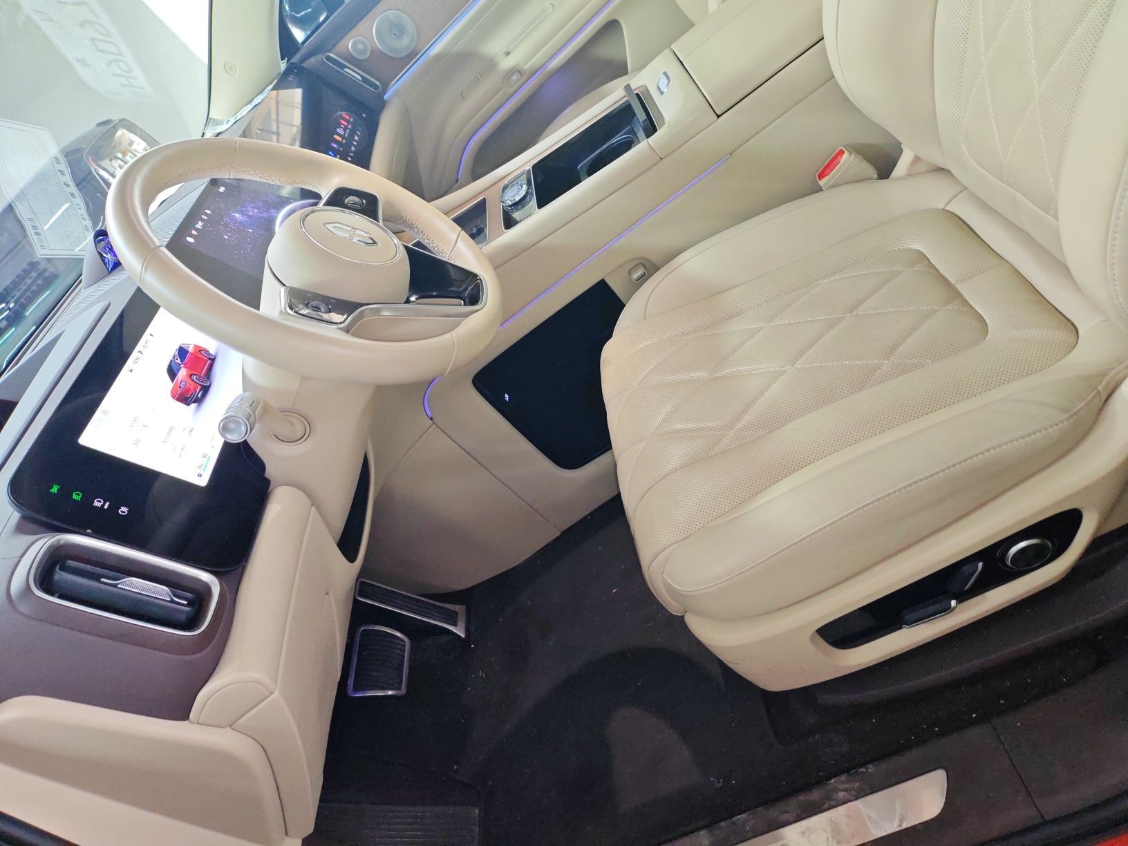 المقاعد الأمامية داخل السيارة