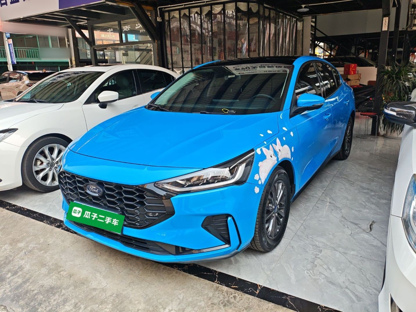 Под передней частью автомобиля