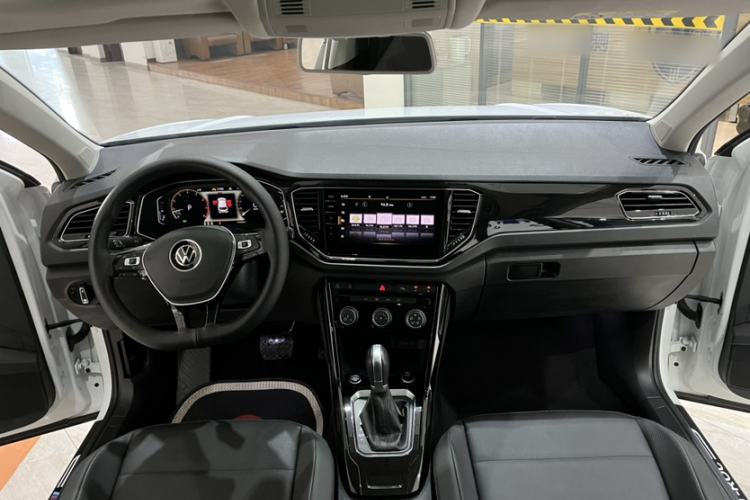 Used Volkswagen T-ROC 2022 280TSI DSG Two-Wheel Drive Comfort PLUS Interior 1