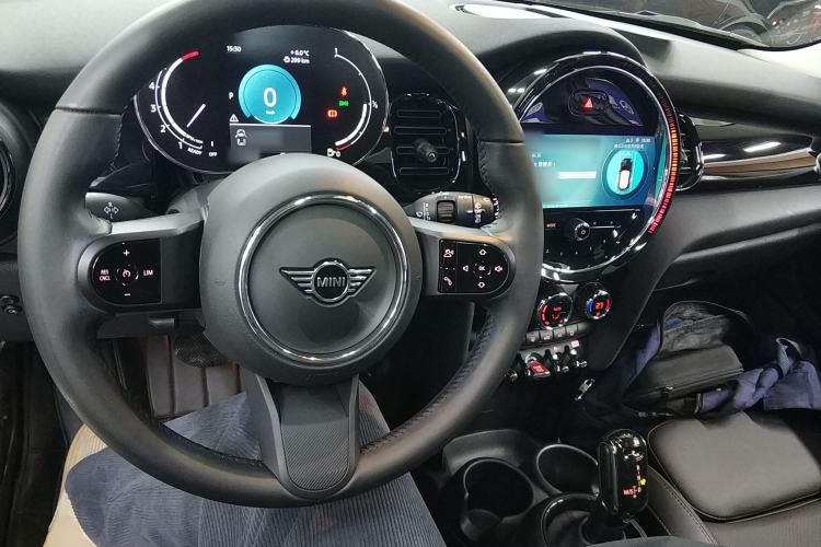 Used MINI 2023 1.5T COOPER Artist Five-Door Edition Center Console