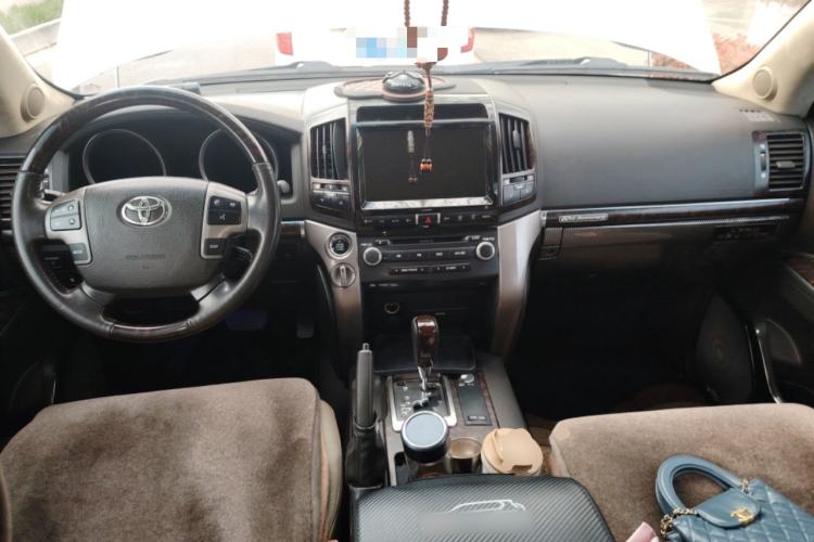 Used Toyota Land Cruiser 2010 4700 Middle East Edition Center Console