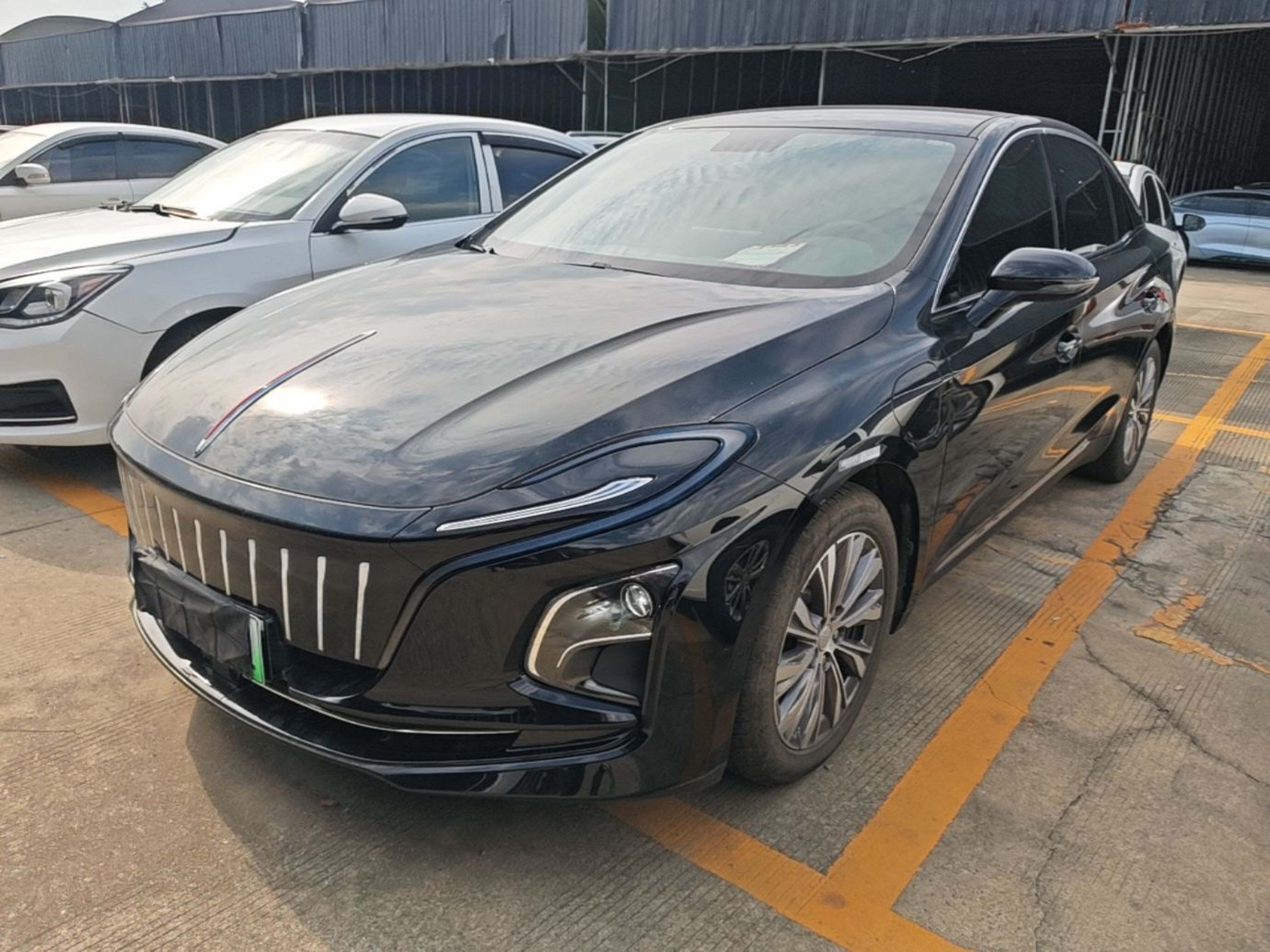 Под передней частью автомобиля
